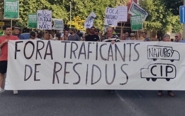 Manifestació de Pobles Vius al carrer d'Aragó Lleida - fora traficants de residus Naturgy CIP