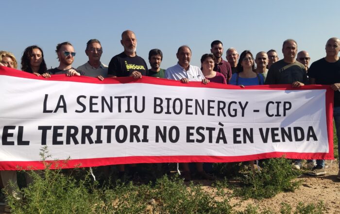 27 Alcaldes de Ponent demanen la no aprovació a la macrocentral des del Pedrís amb una pancarta que diu: "La Sentiu Bioenergy - CIP; El Territori no està en venda"