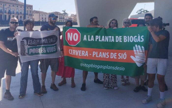 Concentració en contra de la planta dels Plans de Sió davant l'arribada de Sílvia Paneque a Tàrrega
