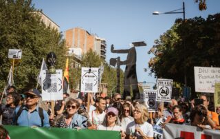 Manifestació Ruralista 5 Octubre 2025 - Manifestants portant estàtua de Pobles Vius aturant un macroprojecte