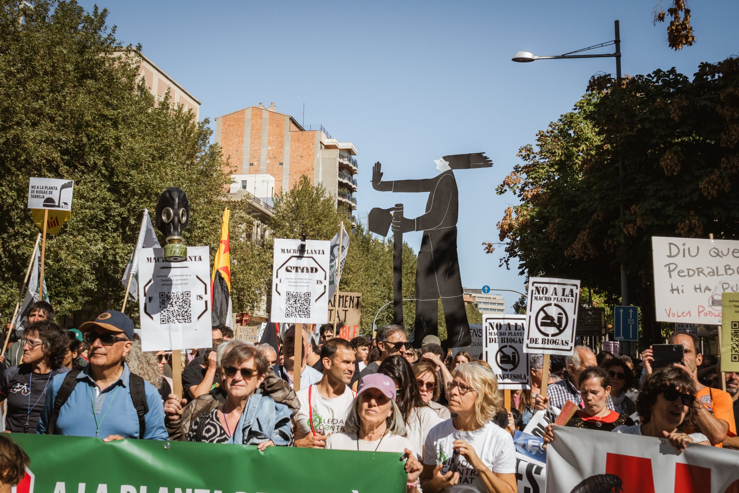 Manifestació Ruralista 5 Octubre 2025 - Manifestants portant estàtua de Pobles Vius aturant un macroprojecte