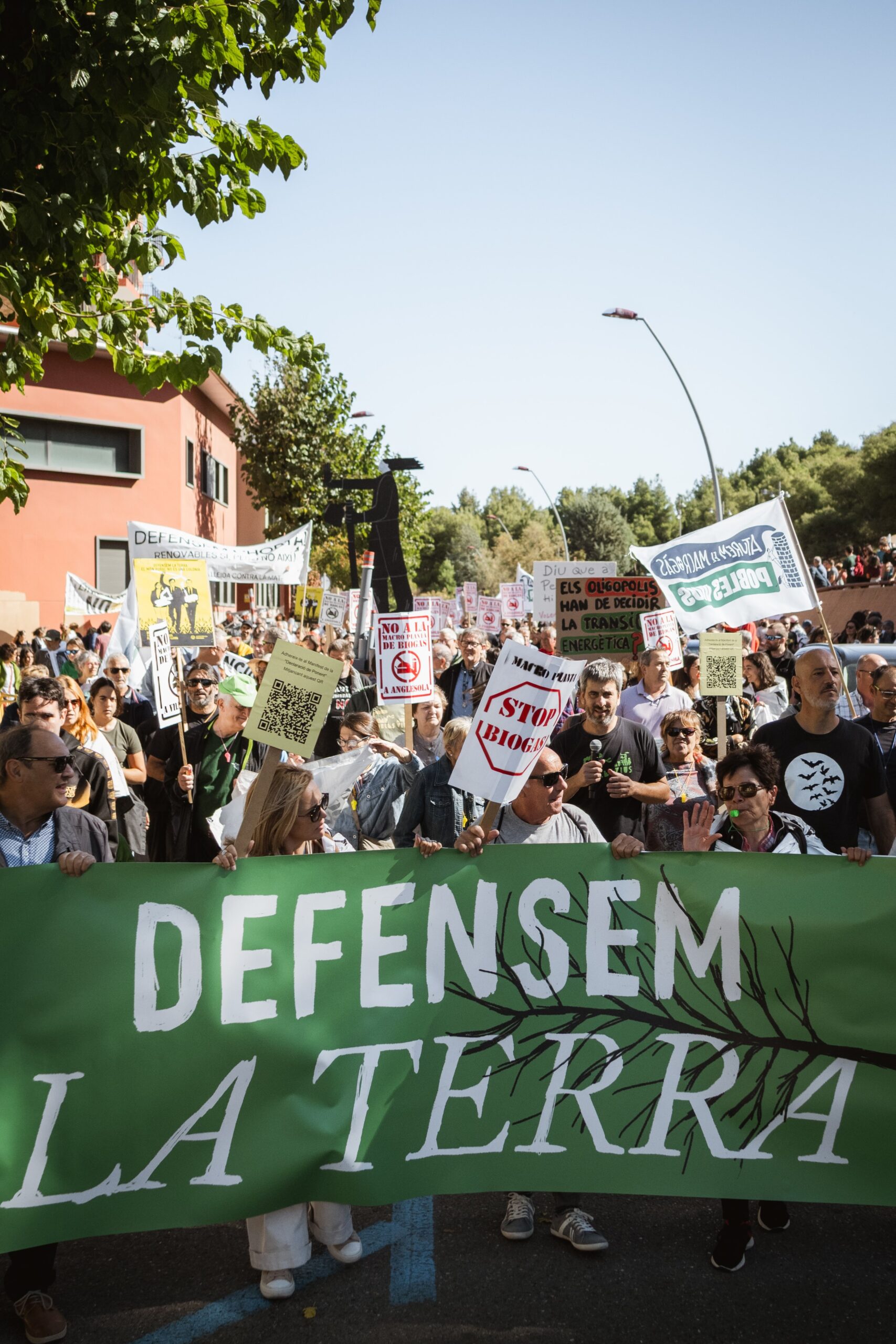 Manifestació Ruralista 5 Octubre 2025 - Manifestants portant el cartell de Defensem la Terra
