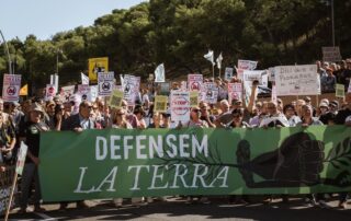 Manifestació Ruralista 5 Octubre 2025 - Manifestants portant el cartell de Defensem la Terra davant dels serveis territorials al carrer camp de Mart de Lleida