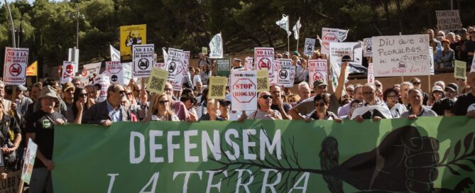 Manifestació Ruralista 5 Octubre 2025 - Manifestants portant el cartell de Defensem la Terra davant dels serveis territorials al carrer camp de Mart de Lleida