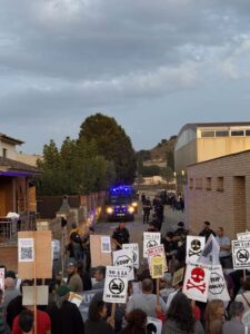 Manifestants es manifesten a l'acte de CIP a La Sentiu en presència de 5 furgons d'antiavalots