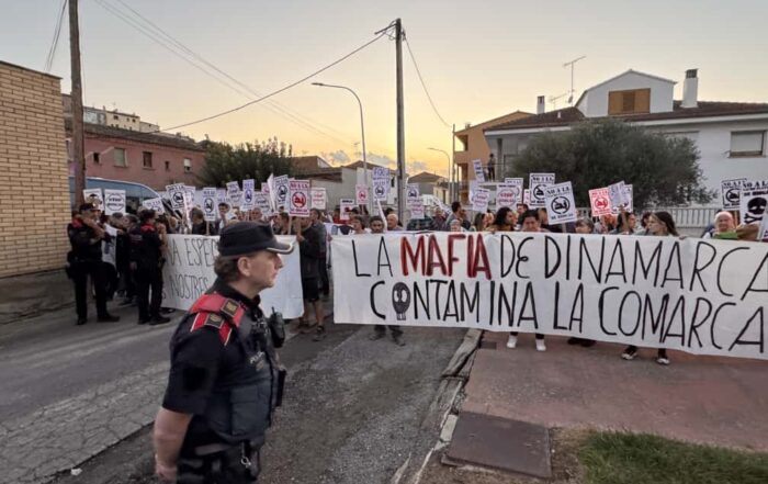 Manifestants es manifesten a l'acte de CIP a La Sentiu en presència de 5 furgons d'antiavalots