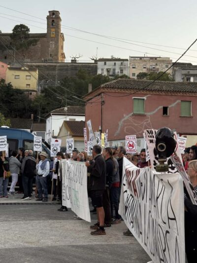 Manifestants es manifesten a l'acte de CIP a La Sentiu en presència de 5 furgons d'antiavalots