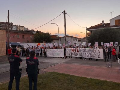 Manifestants es manifesten a l'acte de CIP a La Sentiu en presència de 5 furgons d'antiavalots