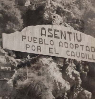 "Assentiu; pueblo adoptado por el Caudillo" Ròtul a la sala de plens de La Sentiu - 2025