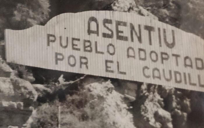 "Assentiu; pueblo adoptado por el Caudillo" Ròtul a la sala de plens de La Sentiu - 2025