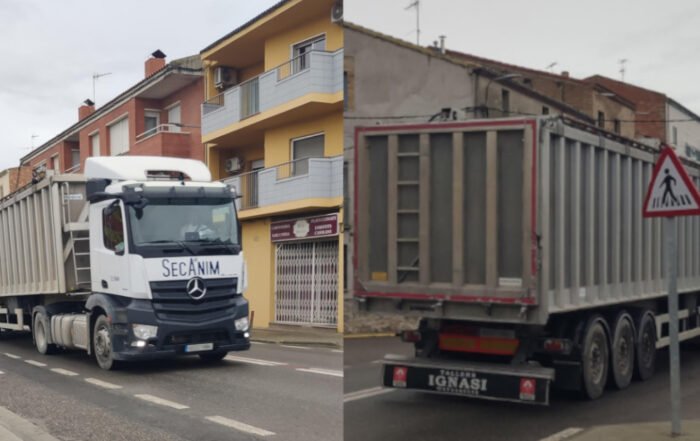 Camió procedent de la granja infectada, al seu pas per Bellcaire d'Urgell.