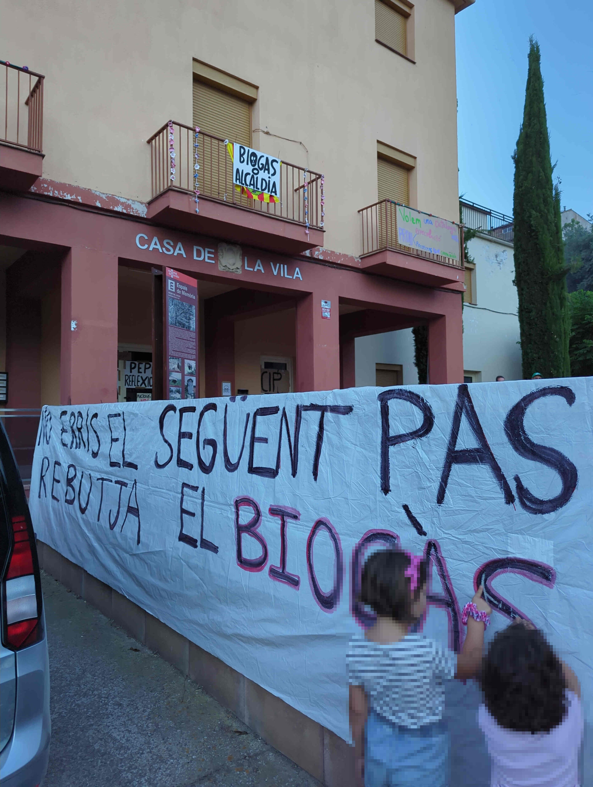 Cartell no erris el següent pas, rebutja el biogàs davant l'ajuntament de La Sentiu