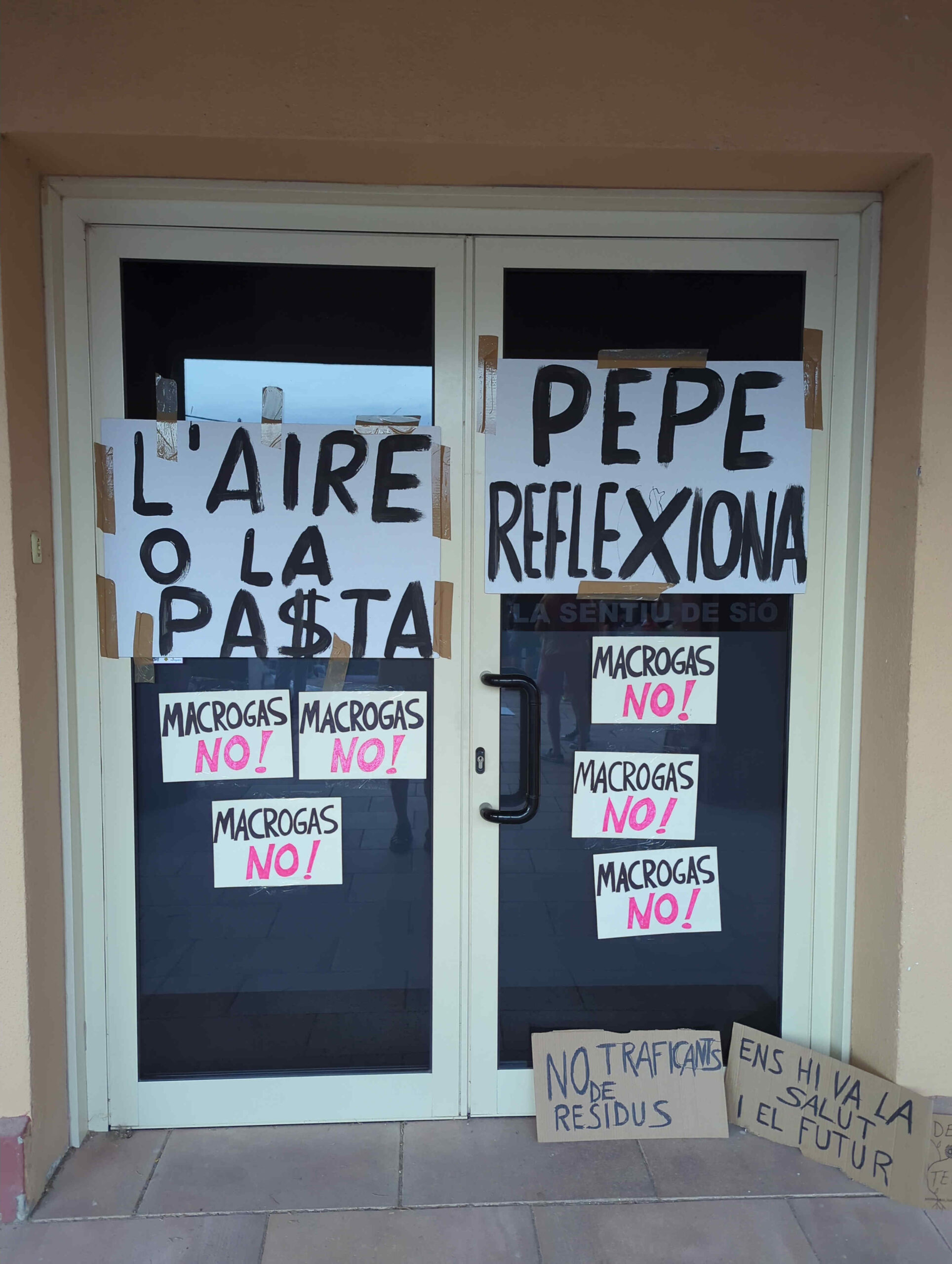 Protesta a La Sentiu de Sió. 300 persones omplen de cartells l'ajuntament