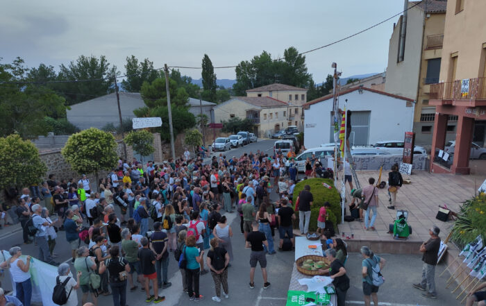 300 persones protesten davant l'ajuntament de La Sentiu per demanar que no s'aprovin permissos d'obres per la macrocentral de biogàs de CIP