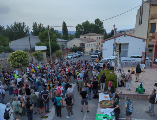 300 persones protesten davant l’ajuntament de la Sentiu i marxen en romeria cap a Rocaverd