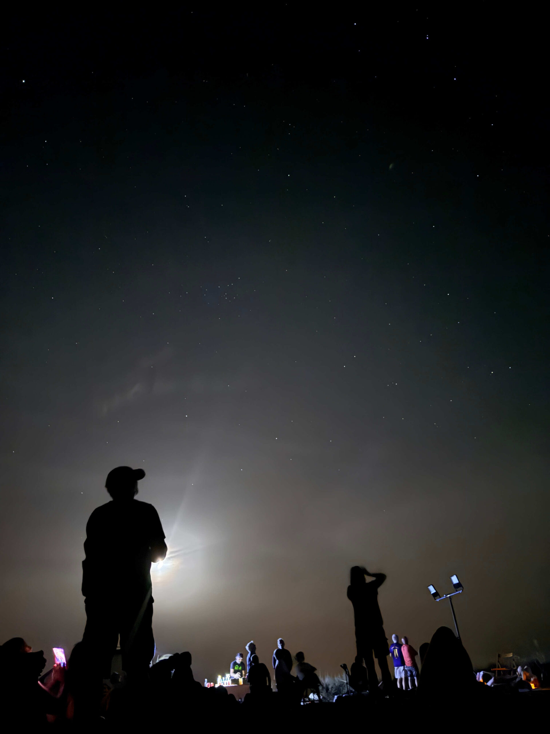 Observació dels estels durant la marxa per uns pobles vius