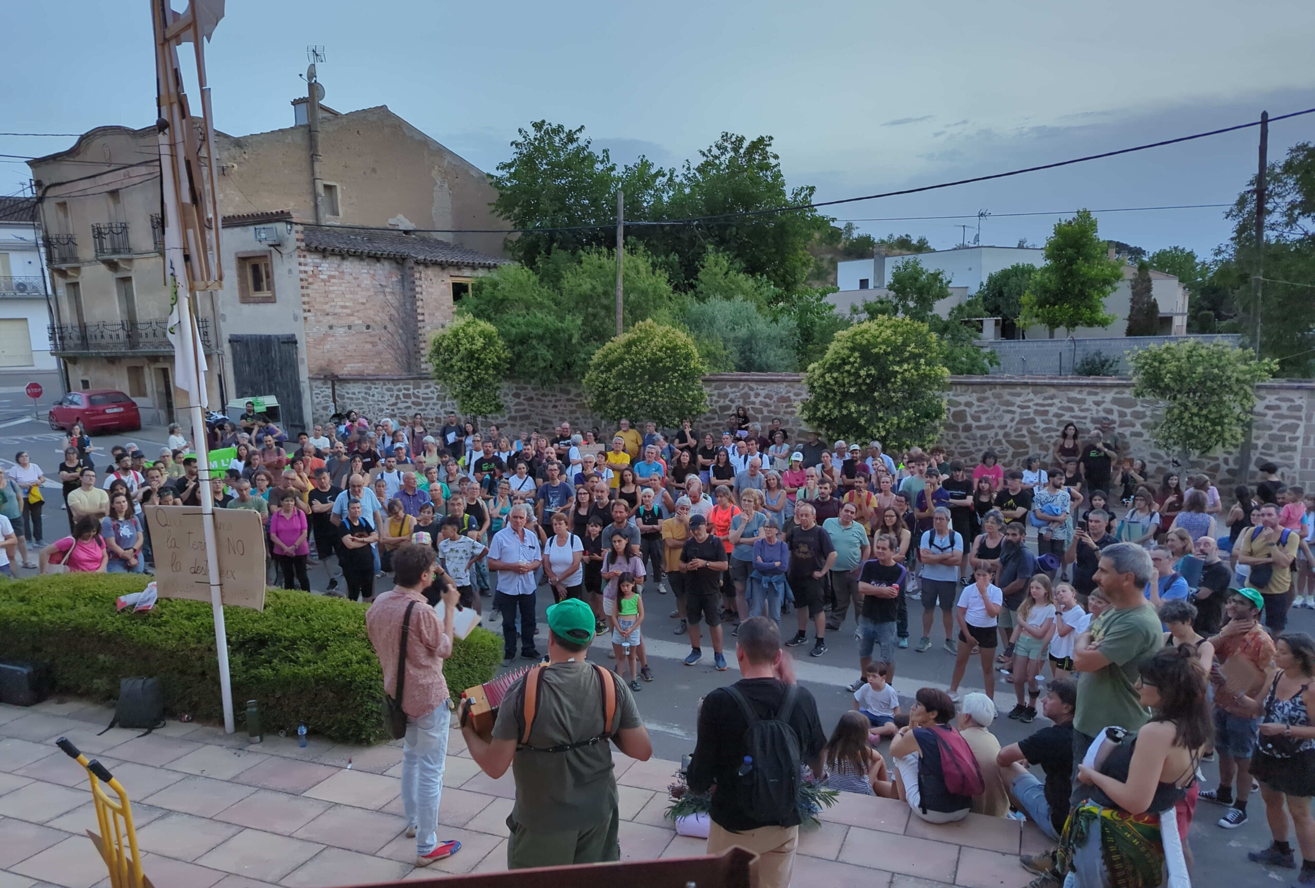 Inici de la romeria popular des de l'ajuntament de La Sentiu fins a Rocaverd, amb Folk a Mitges