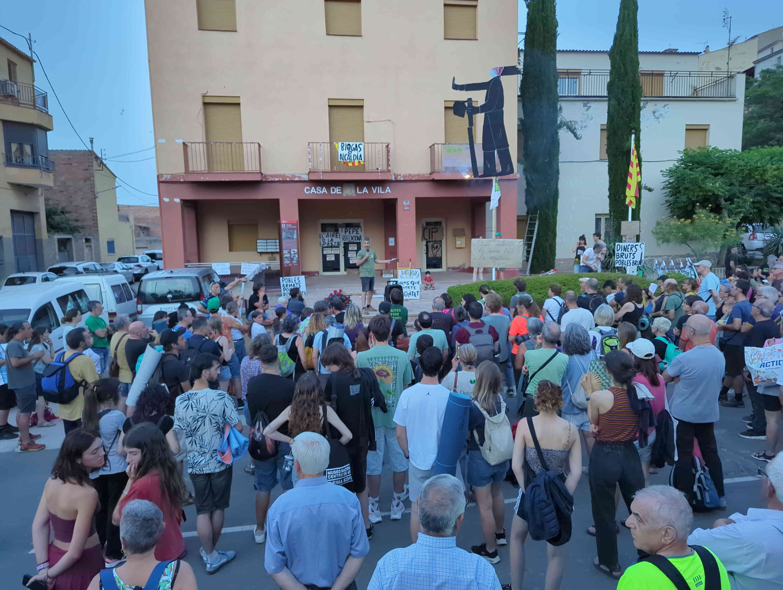 Manifestació contra els permissos de la macrocentral de biogàs davant l'ajuntament de La Sentiu de Sió