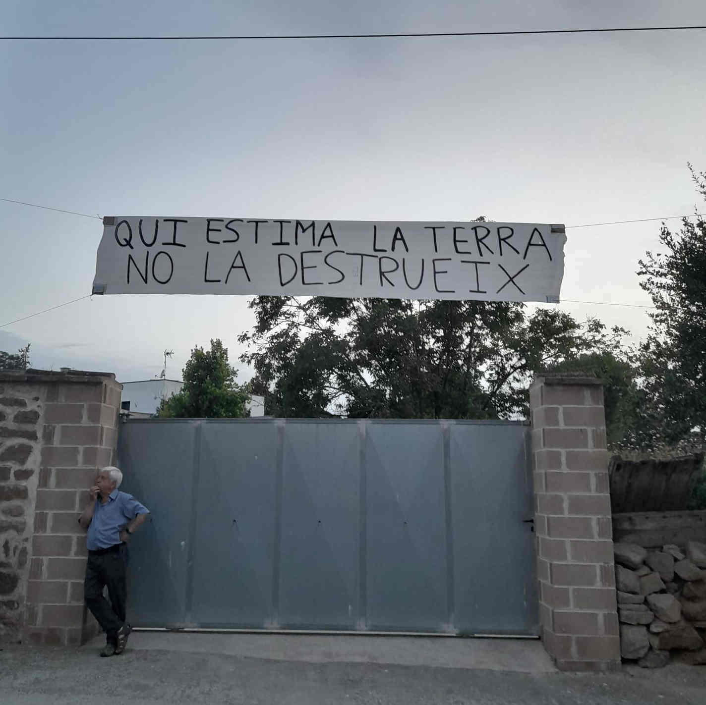 Pancarta "Qui estima la terra no la destrueix" durant la manifestació del 20 de juny de 2026, per demanar a l'ajuntament de La Sentiu de Sió que no aprovi els permissos de la macrocentral de biogàs.