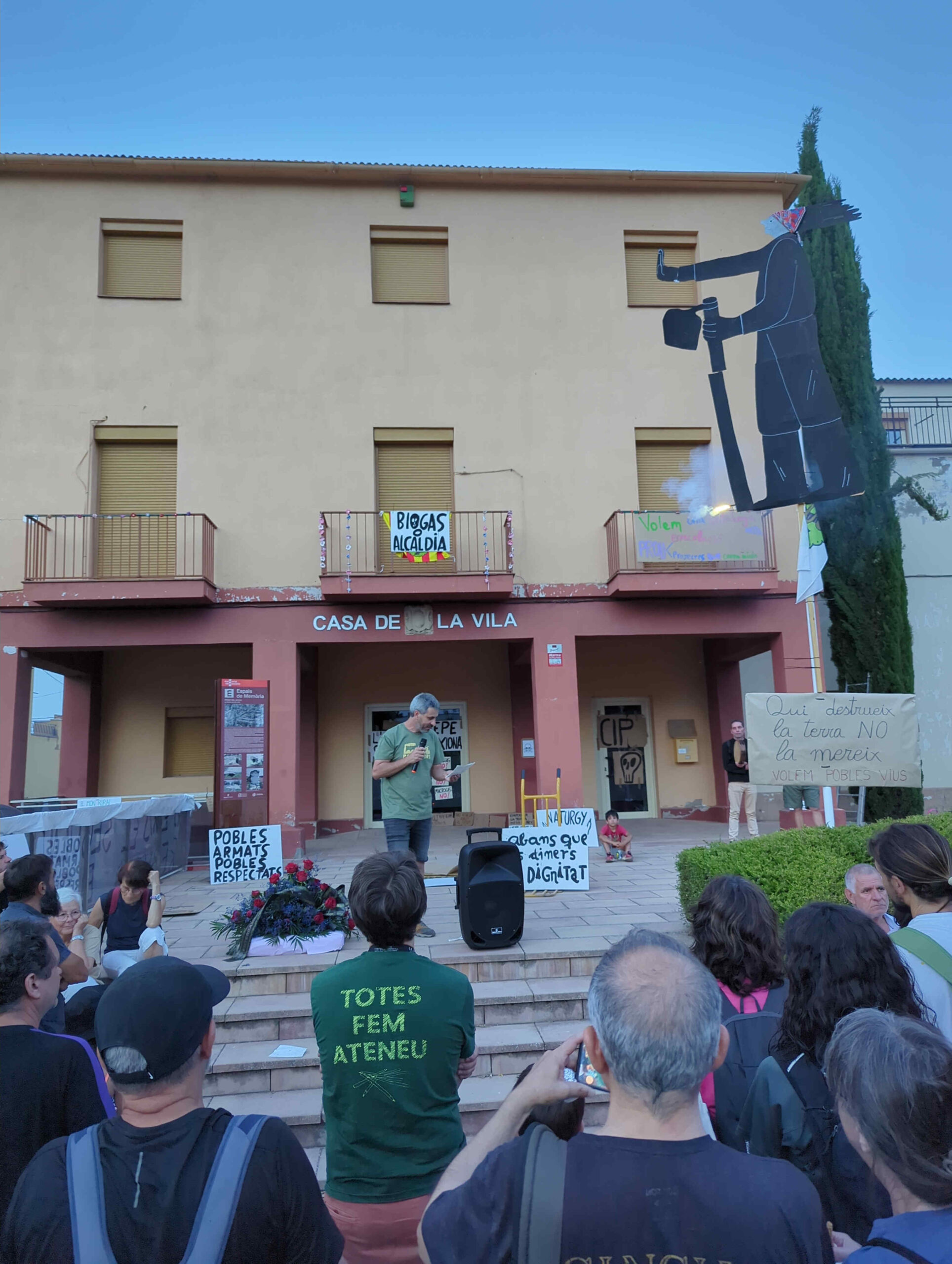 lectura del manifest contra l'aprovació del macrogàs de La Sentiu davant l'ajuntament