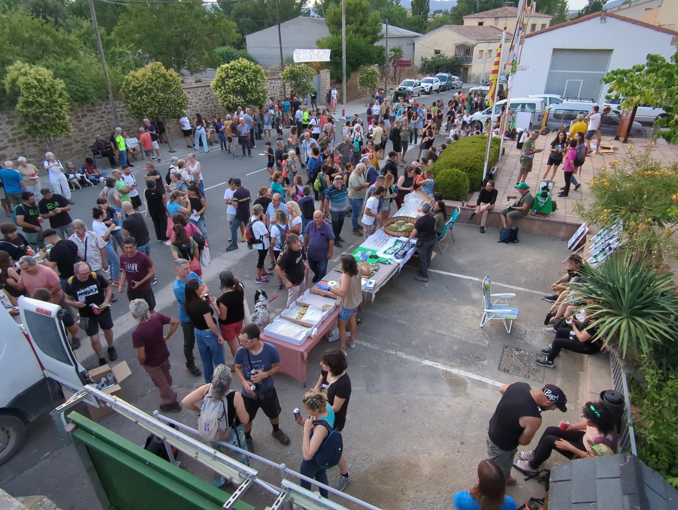 Tast de coques i producte local previ a la protesta davant l'ajuntament de La Sentiu - Juny de 2026