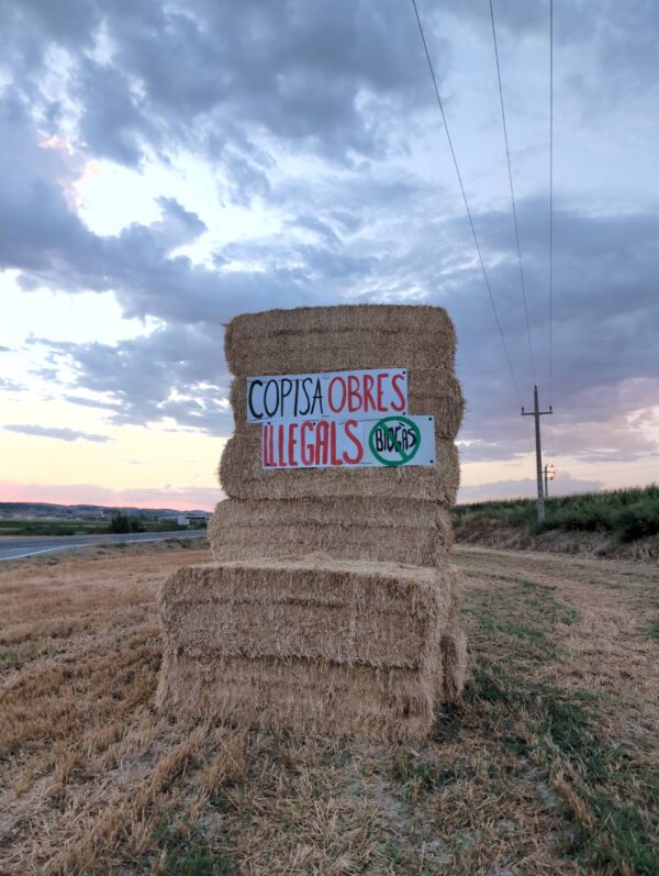 Campanya de demanada de la retirada del fons CIP del macrogàs de La Sentiu. Paques de palla amb missatge: 'Copisa, obres il·legals'