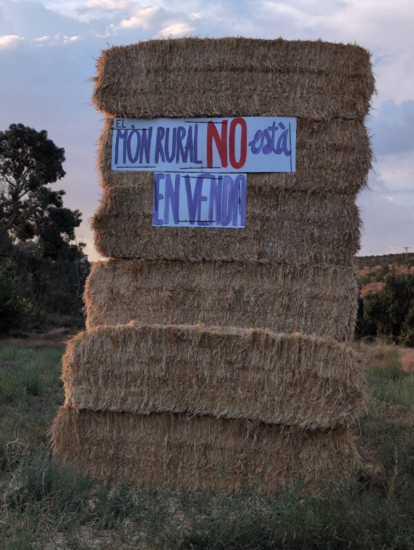 Campanya de demanada de la retirada del fons CIP del macrogàs de La Sentiu. Paques de palla amb missatge: 'El món rural no està en venda'