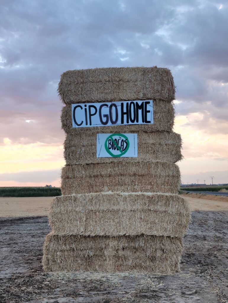Campanya de demanada de la retirada del fons CIP del macrogàs de La Sentiu. Paques de palla amb missatge: 'CIP go home'