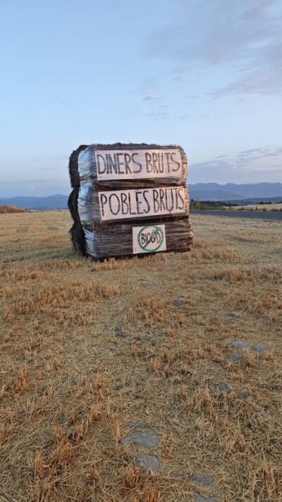 Campanya de demanada de la retirada del fons CIP del macrogàs de La Sentiu. Paques de palla amb missatge: 'Diners bruts, pobles bruts'