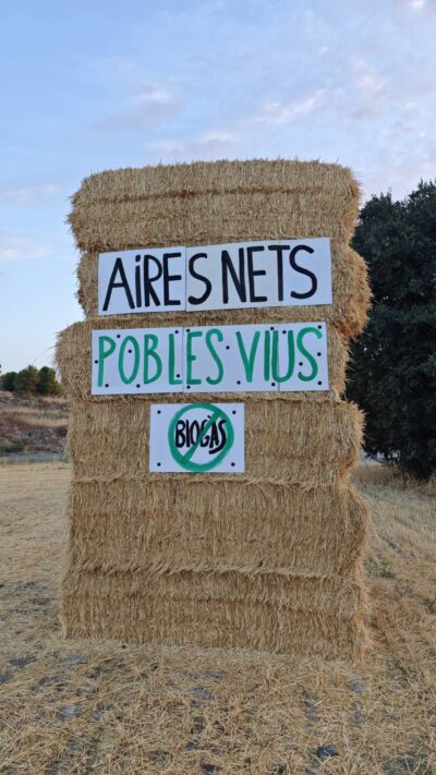 Campanya de demanada de la retirada del fons CIP del macrogàs de La Sentiu. Paques de palla amb missatge: 'Aires nets, pobles vius'