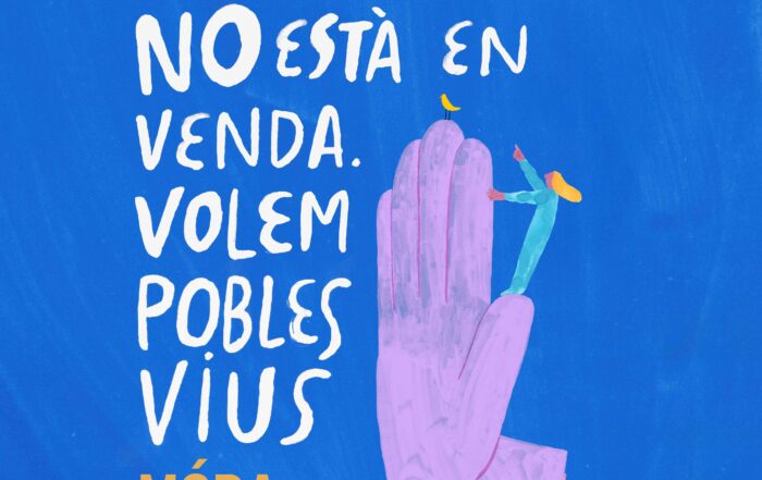 Cartell de la manifestació "El món rural no està venda. Volem pobles vius". Móra d'Ebre 2026. Es veuen un conjunt de persones aixecant una mà gegant que simbolitza aturar els macroprojectes energètics.