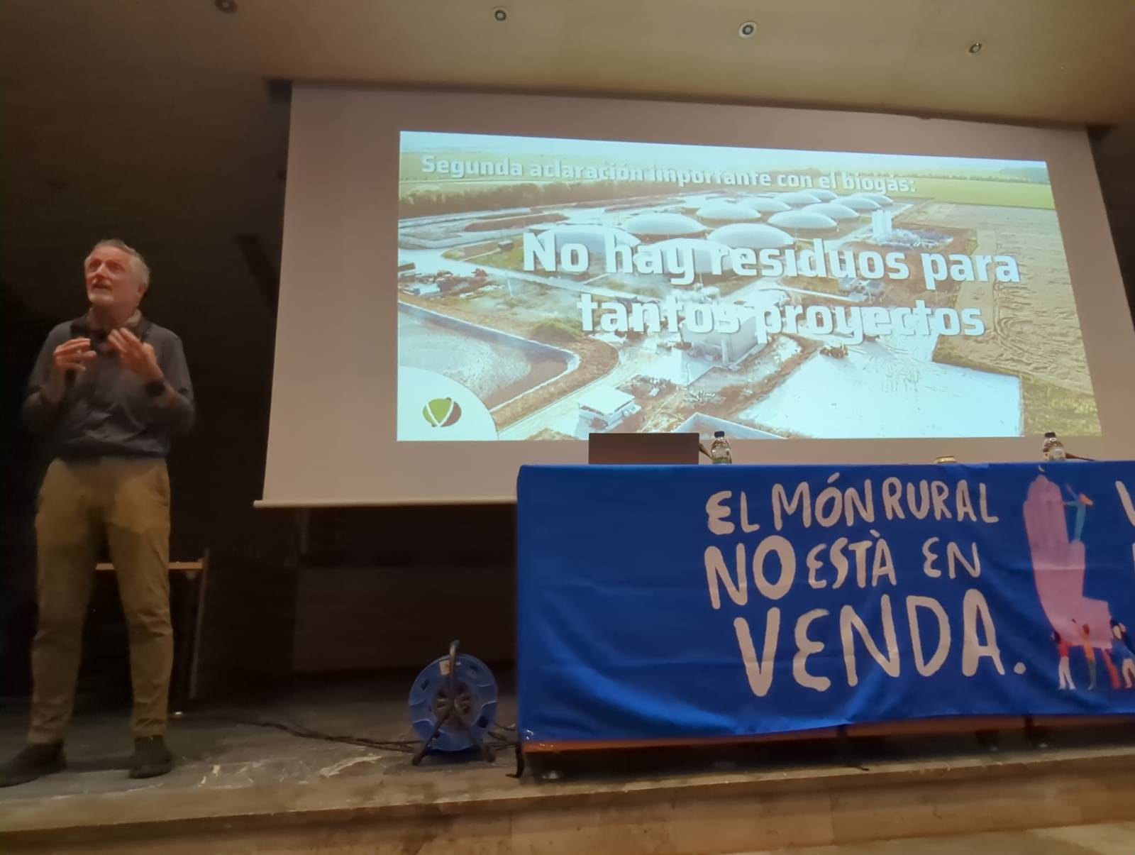 ponències dins del cicle "pobles vius o territori de merdes?" - Fernando Valladares amb una diapositiva on es llegeix: "No hay residuos para tantos proyectos"
